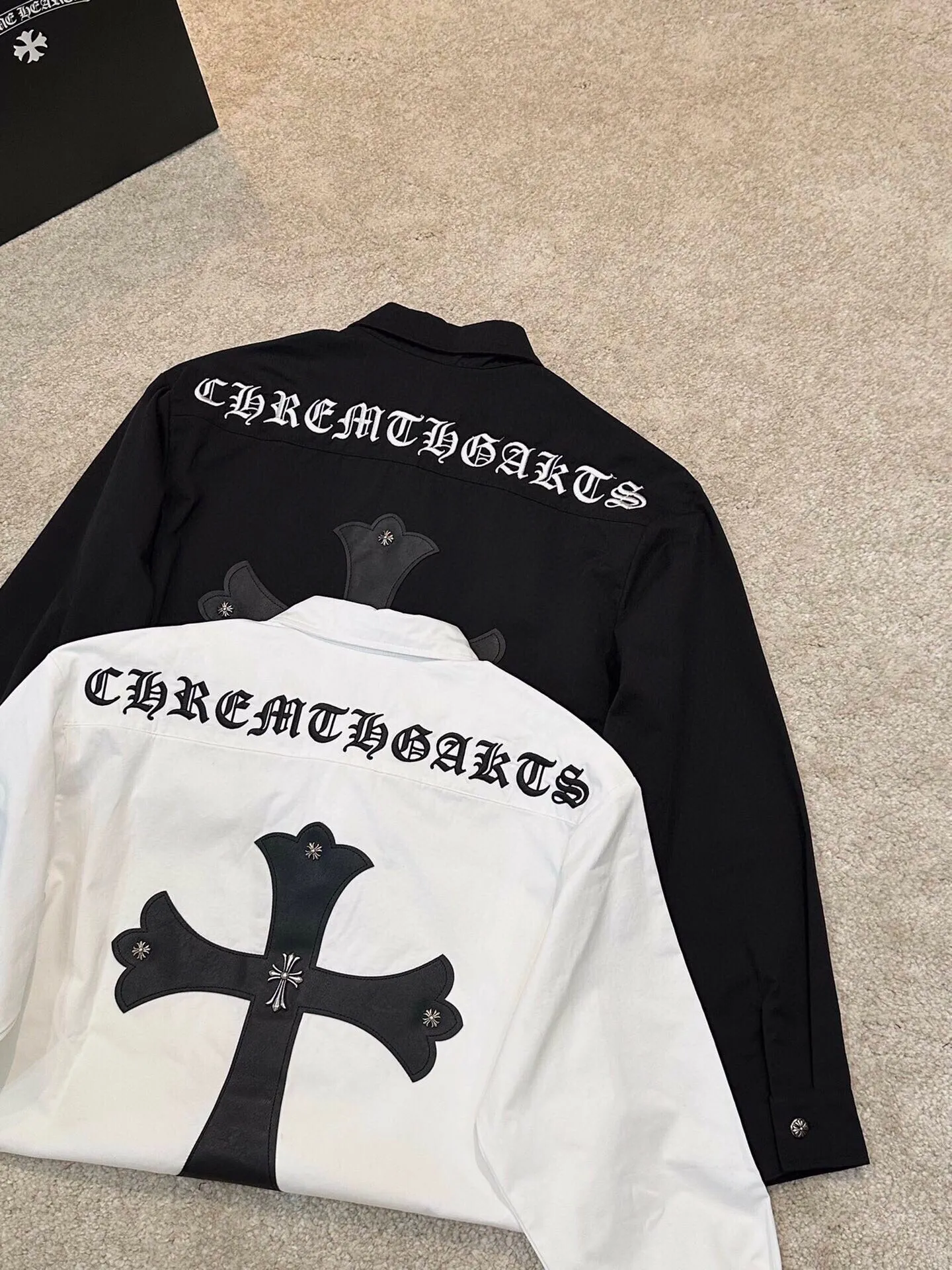 P430 Chrome Hearts leather cross leather embroidery shirt jacket! OS version can be worn by both men and women! The fabric is made of twill gauze cotton fabric! The texture is clear and smooth, not easy to wrinkle or fade! The embroidery process is complex and repetitive, and the requirements for the embroidery machine are very strict. The distance is always 45 centimeters! It won’t work if the spacing is too big, and it won’t work if it’s too small! The hardware is all carved and cast. This piece of clothing consumes a lot of material. More than 3 meters of material is used for one piece of clothing! After the garment is made, it needs to be fixed at high temperature, washed at a water temperature of more than 70 degrees, and softened by adding softener to make the upper body softer and smoother!   Color: black white Size: m-3xl Style number: 5856